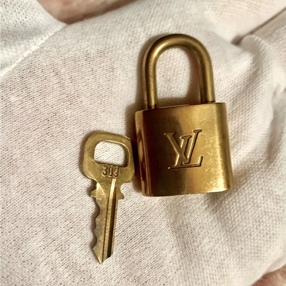 ❎❎SOLD❎❎Louis Vuitton #309 Goldtone Key Lock 100% Authentic - Picture 2 of 4